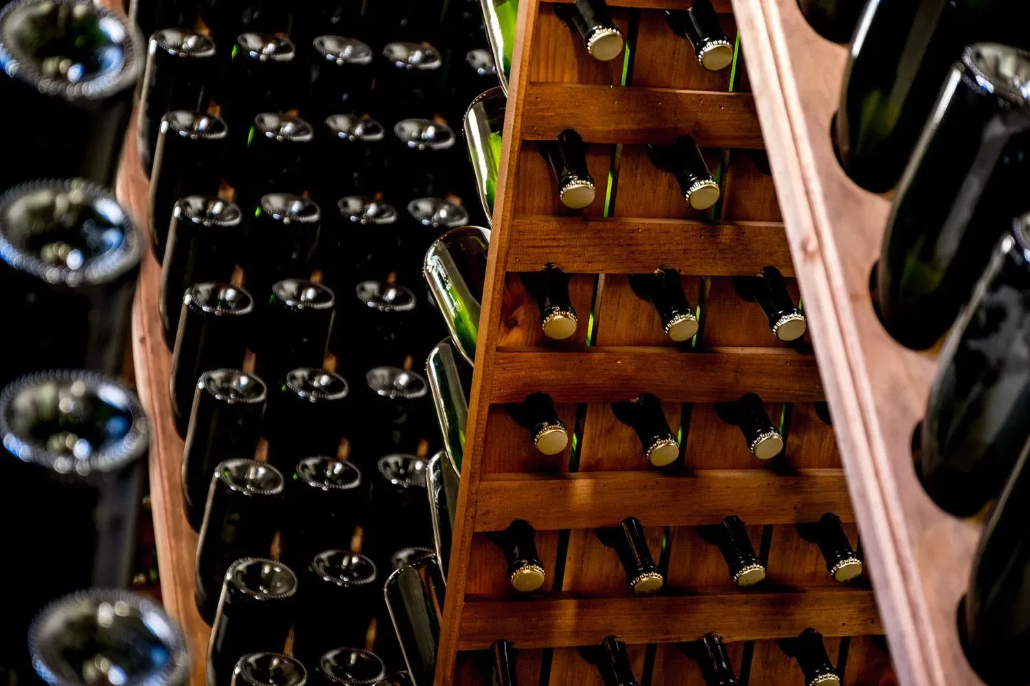 Galantería-Flaschen ruhen auf den Rüttelpulten im Weingut